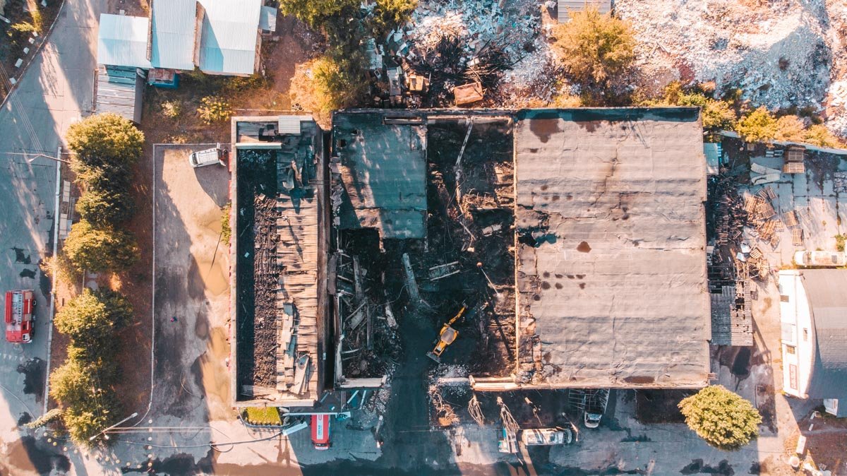 Трактор разбирает остаток склада 