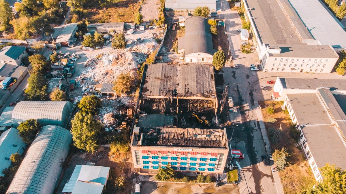 В админздании удалось локализовать пожар на крыше и не допустить возгорания на этажах