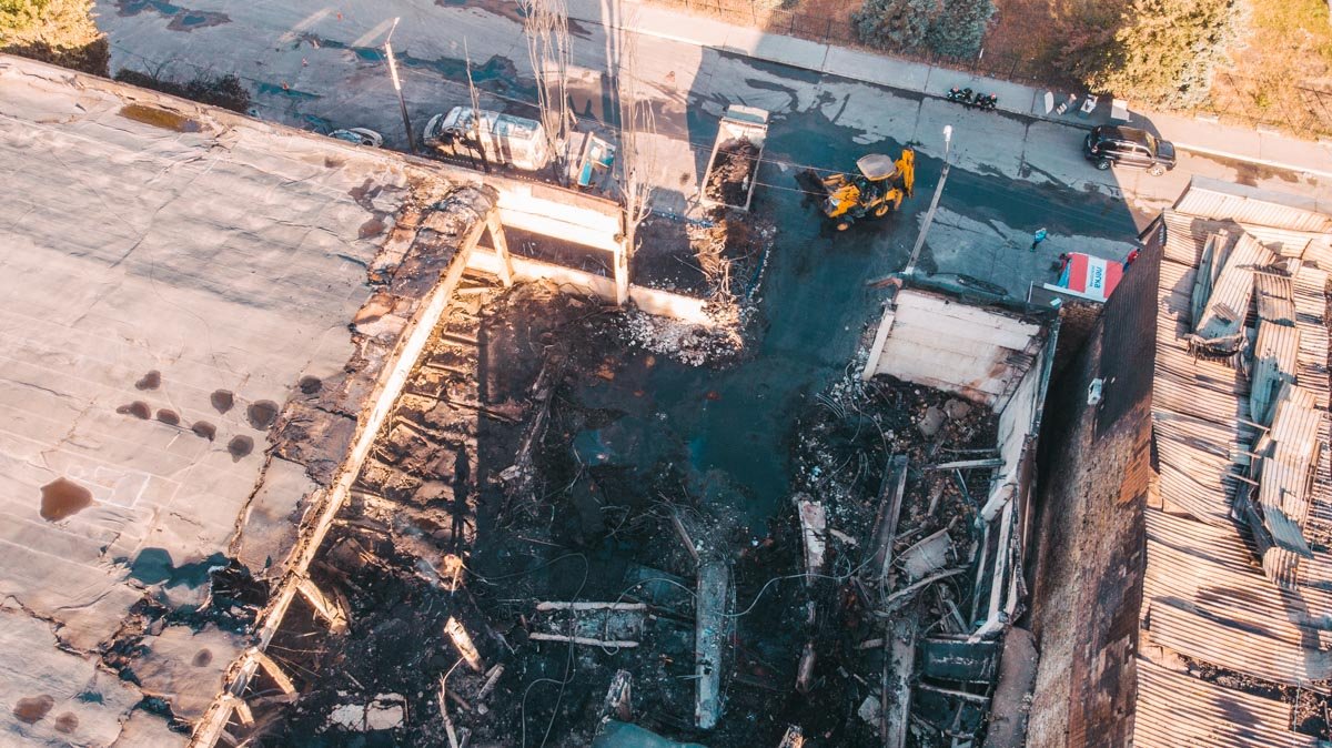 Огонь уничтожил все на площади 700 квадратов 