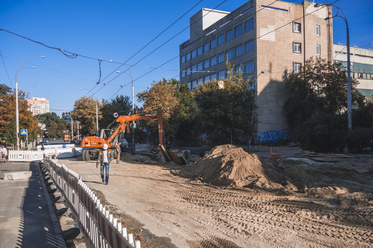 За это время участок дороги на улице полностью перекопали