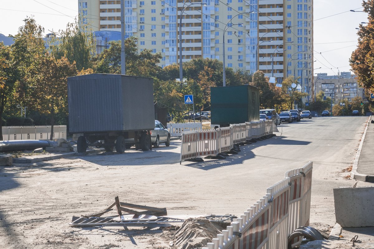 Из-за этого в районе каждый день возникают пробки