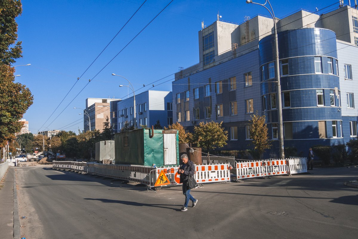 Зато ходить можно практически в любом месте на дороге - все равно водители не могут разогнаться