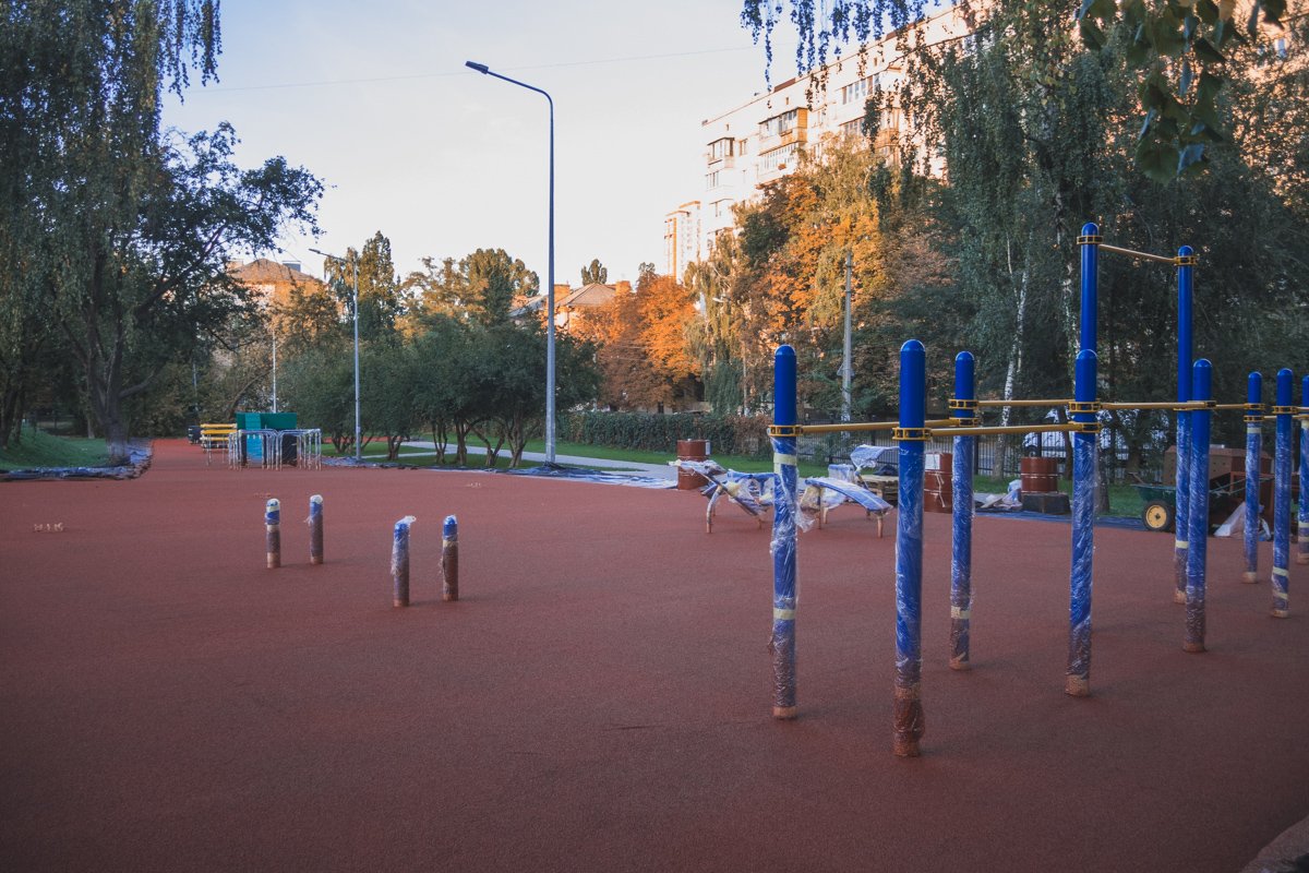 Так, еще далеко не все снаряды на воркаут-площадке установлены