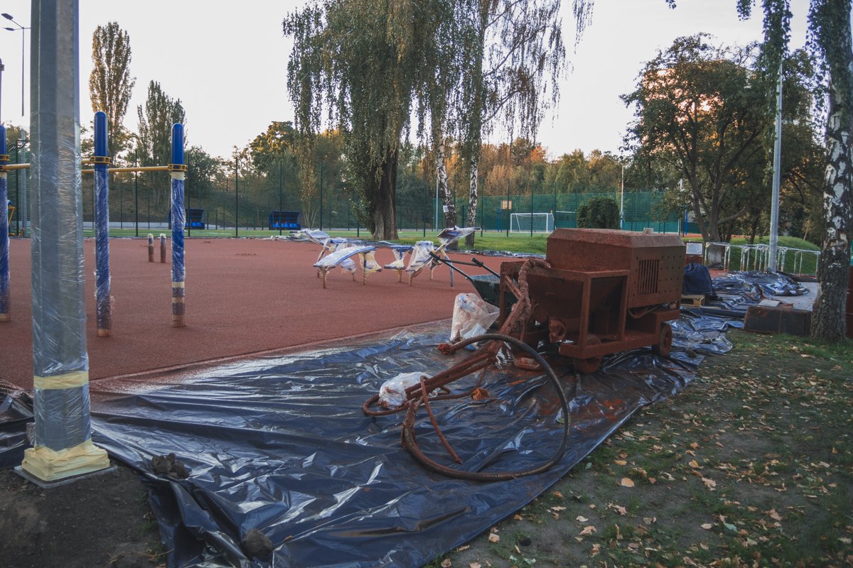 Да и техники на территории еще порядочное количество