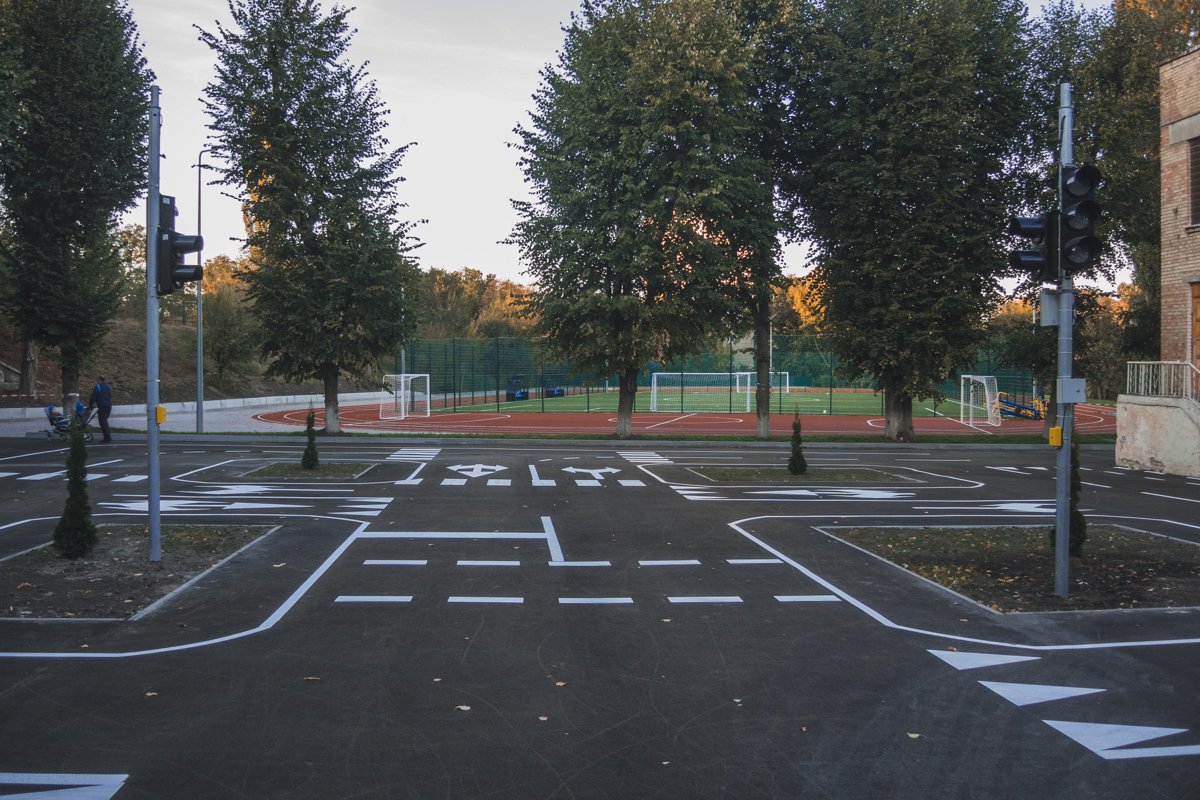 Также на территории комплекса есть отдельная зона, на которой можно учить детей правилам дорожного движения