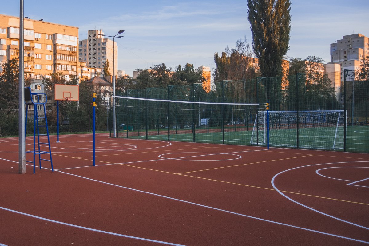 На территории стадиона можно играть не только в футбол, но еще и в баскетбол и волейбол
