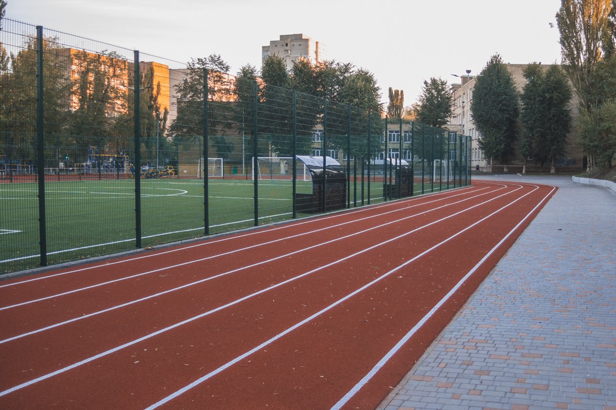 Для занятий легкой атлетикой есть не только беговые дорожки, но и площадка для прыжков