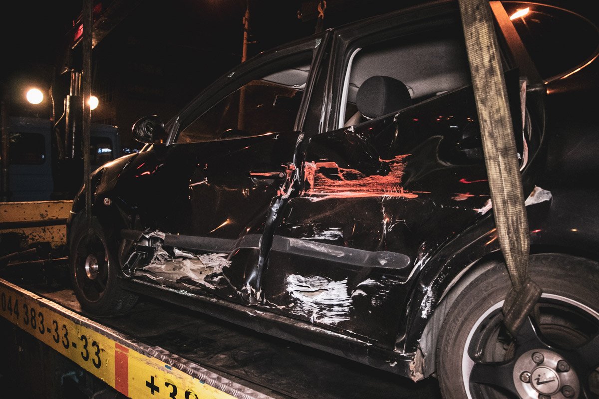 В Киеве на пересечении улиц Автозаводская и Ивашкевича произошло ДТП с участием автомобиля и трамвая