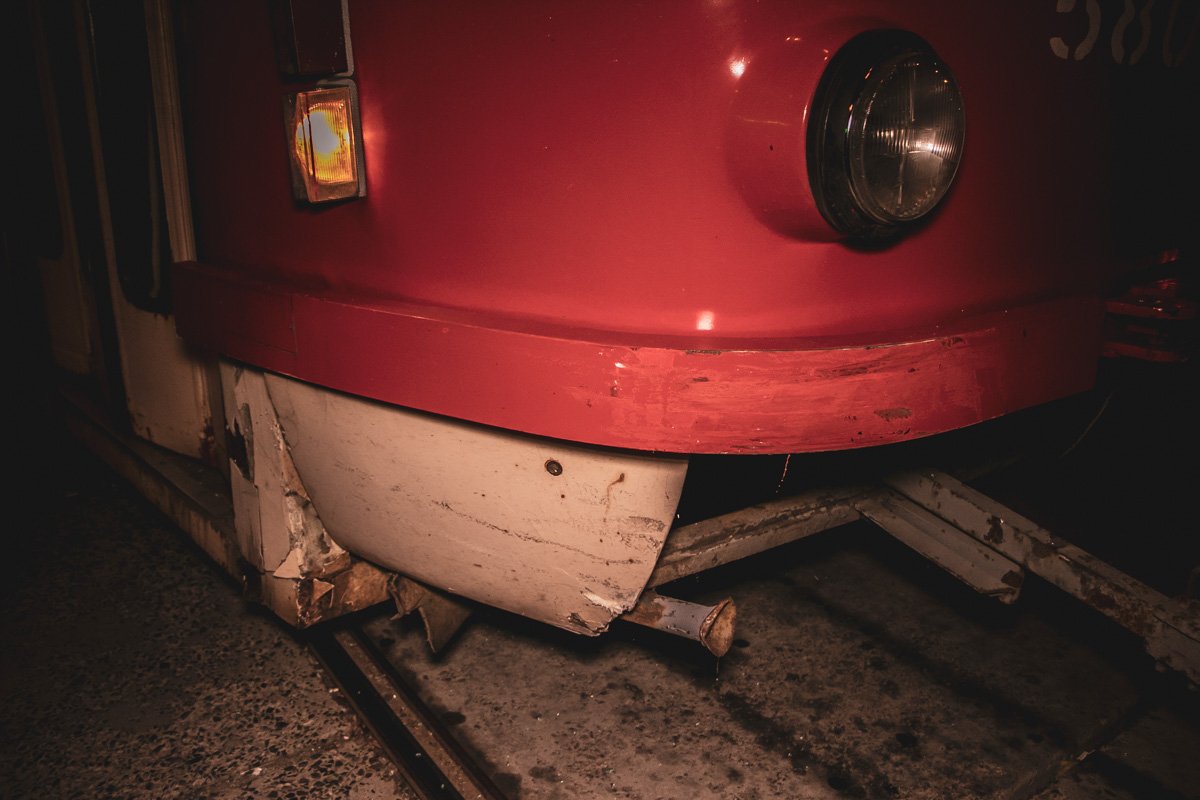 Трамвай не получил практически никаких повреждений. Авто повезло меньше