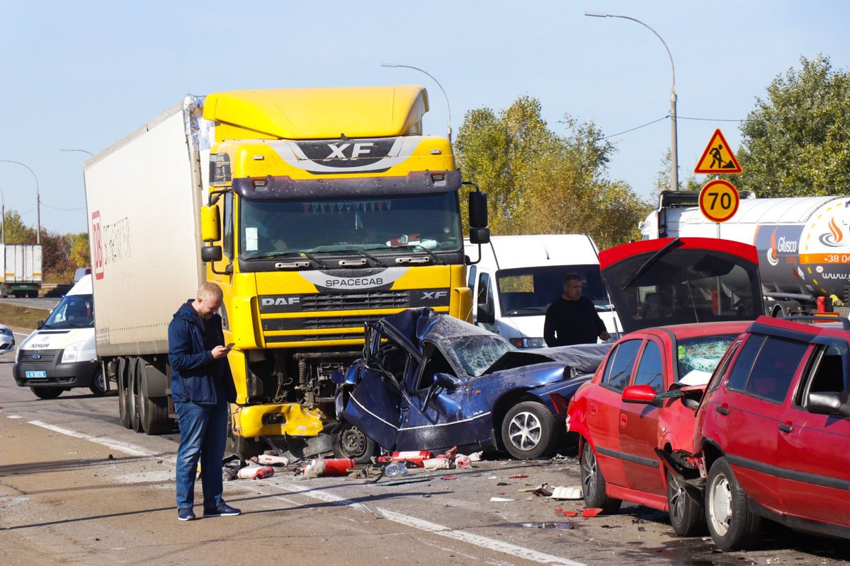 На окружной дороге города Бровары практически в одно время произошло несколько аварий