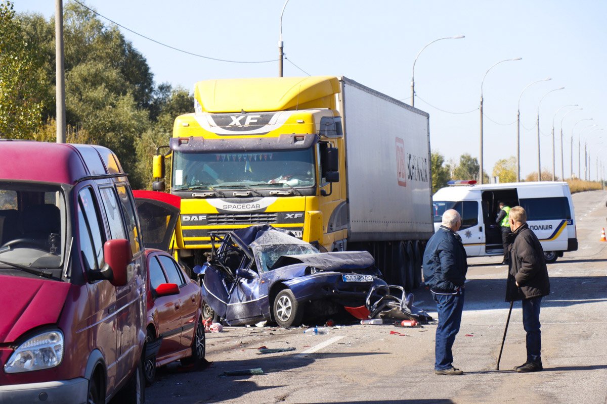 Всего участниками ДТП стали около 9 машин