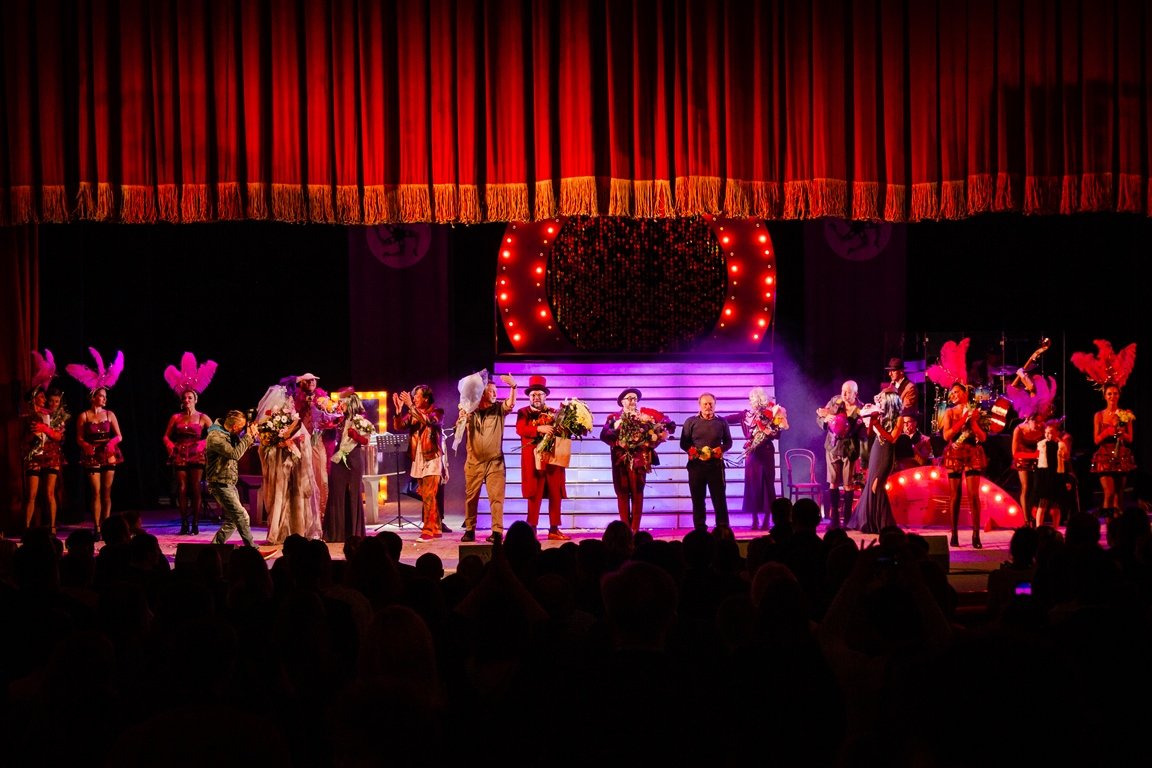 После занавеса еще долго не стихали аплодисменты После занавеса еще долго не стихали аплодисменты