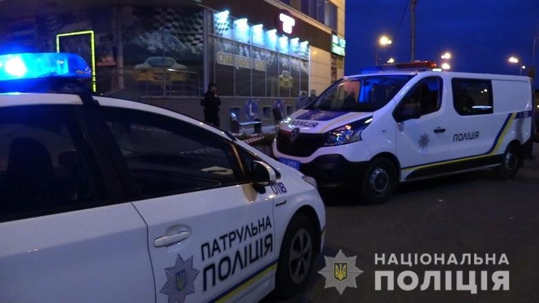 В Киеве возле станции метро "Выдубичи" в компании друзей, распивающих алкогольные напитки, произошло убийство В Киеве возле станции метро "Выдубичи" в компании друзей, распивающих алкогольные напитки, произошло убийство