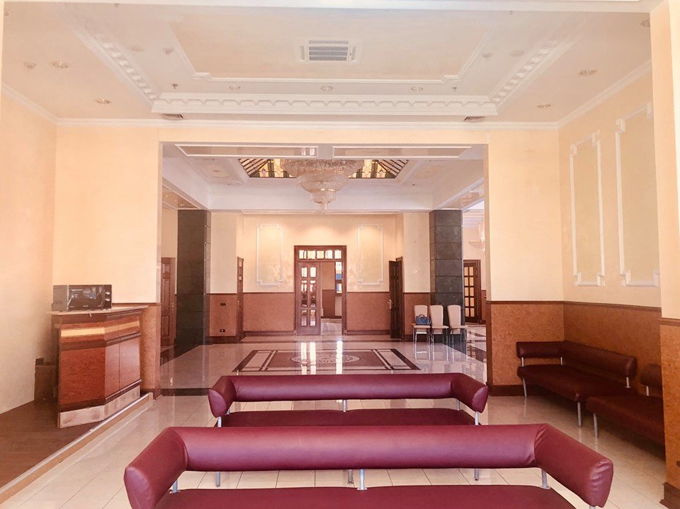 В большом зале обустраивают все необходимое для комфортного пребывания