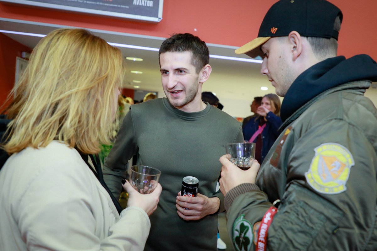 Все желающие могли провести время перед началом сеанса с напитками по своему вкусу Все желающие могли провести время перед началом сеанса с напитками по своему вкусу
