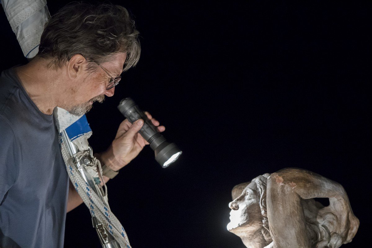 Однако очень скоро фильмом, как и его картинкой, начнет править тьма Однако очень скоро фильмом, как и его картинкой, начнет править тьма