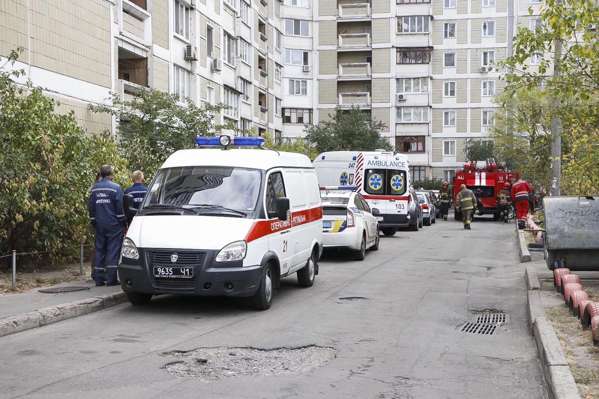 На месте происшествия работают 3 машины ГСЧС, патрульная полиция, следственно-оперативная группа и медики
