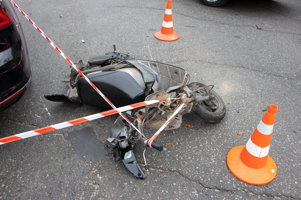 Затем на мопед наехал Volkswagen