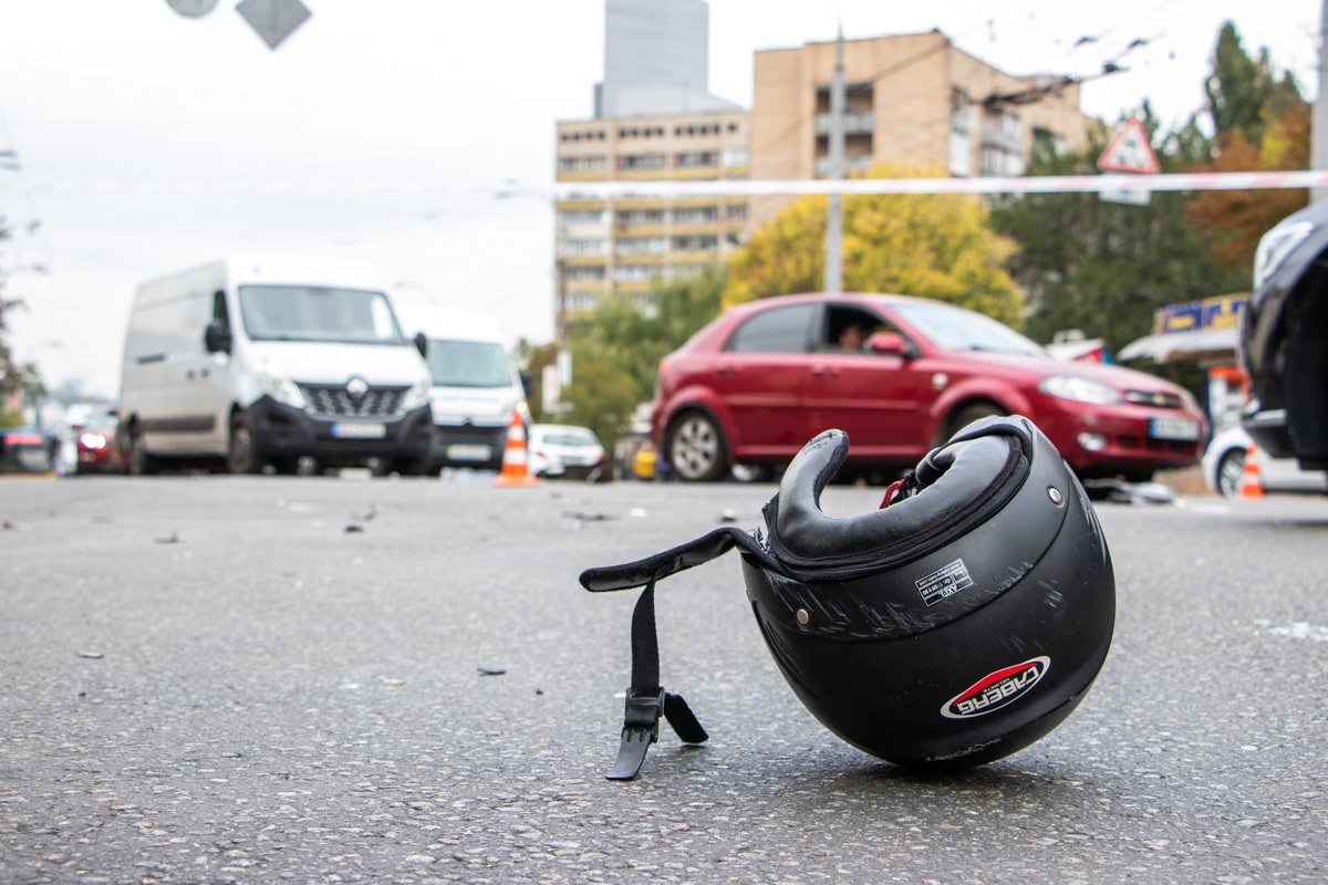В результате ДТП водителя доставили с переломом ноги в больницу