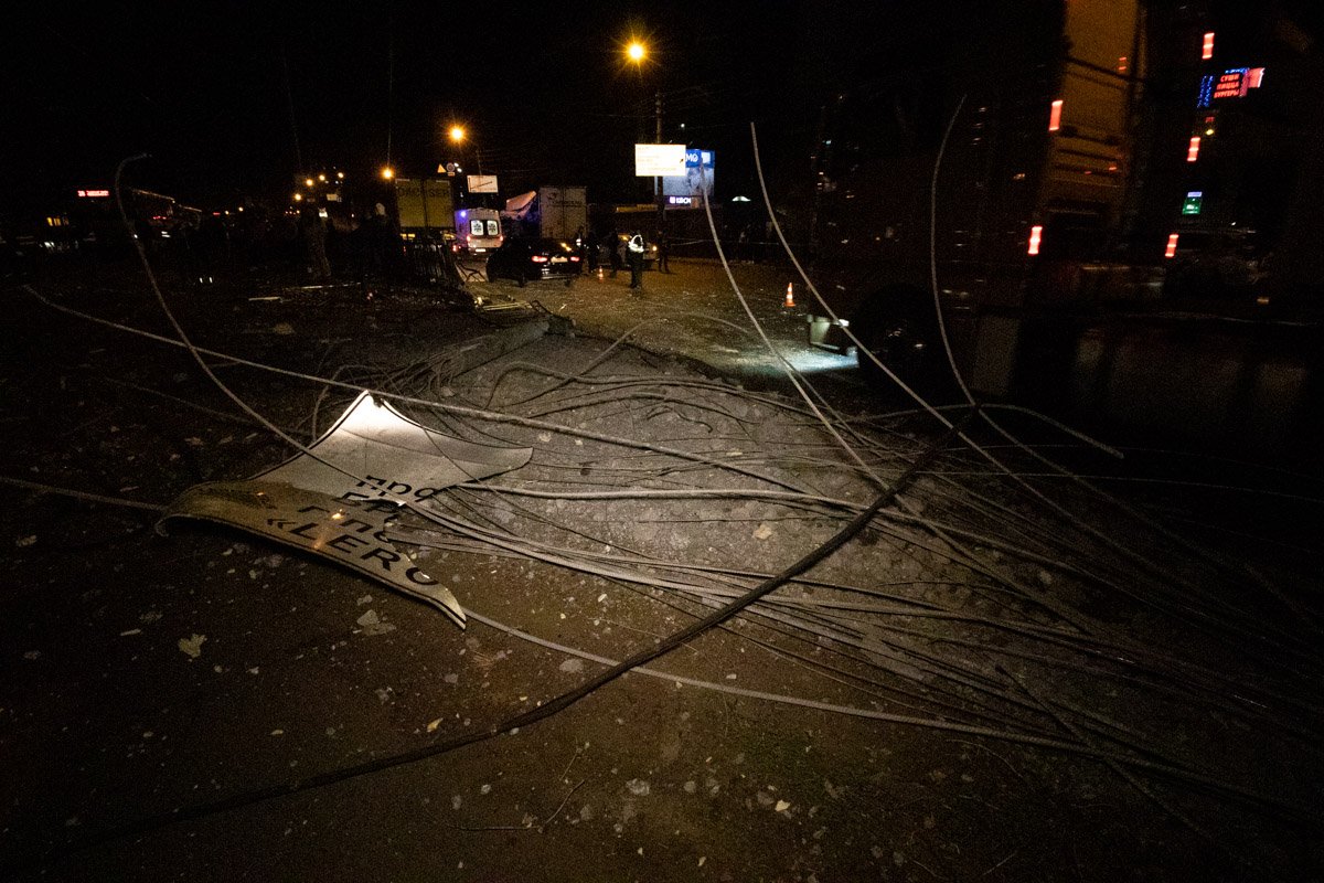 Грузовик врезался в столб Грузовик врезался в столб