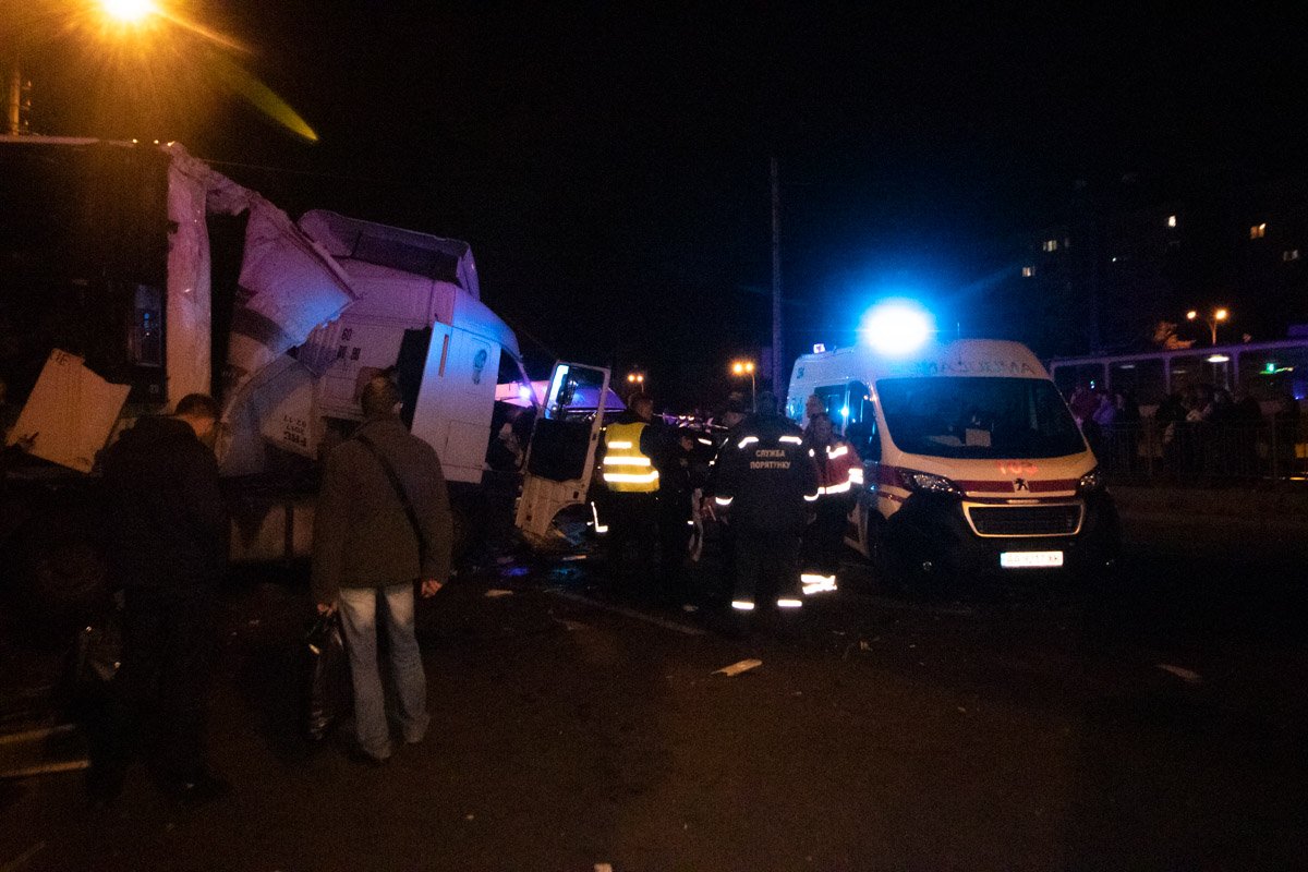 Пострадавшего водителя доставали спасатели Пострадавшего водителя доставали спасатели