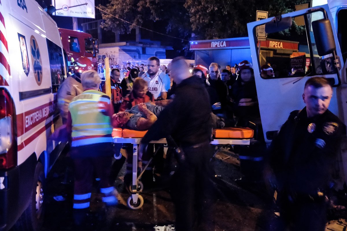 У пострадавшего мужчины травмы ног У пострадавшего мужчины травмы ног