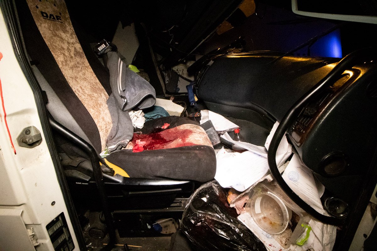 Когда очевидцы открыли двери, то один из мужчин убежал в неизвестном направлении Когда очевидцы открыли двери, то один из мужчин убежал в неизвестном направлении