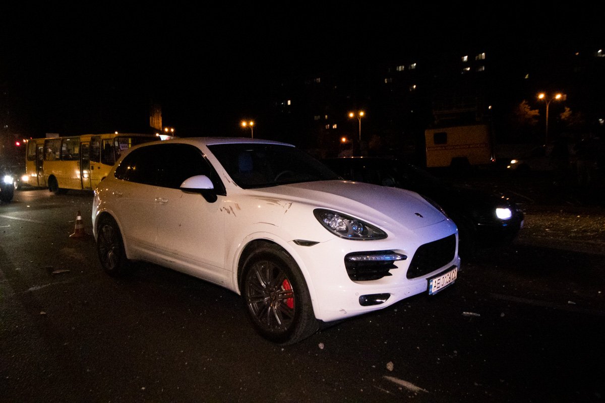 Осколки столба повредили Porsche Cayenne и Mercedes Осколки столба повредили Porsche Cayenne и Mercedes
