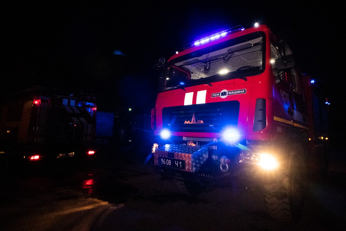 На месте работали три единицы техники спасателей и около 15 человек личного состава