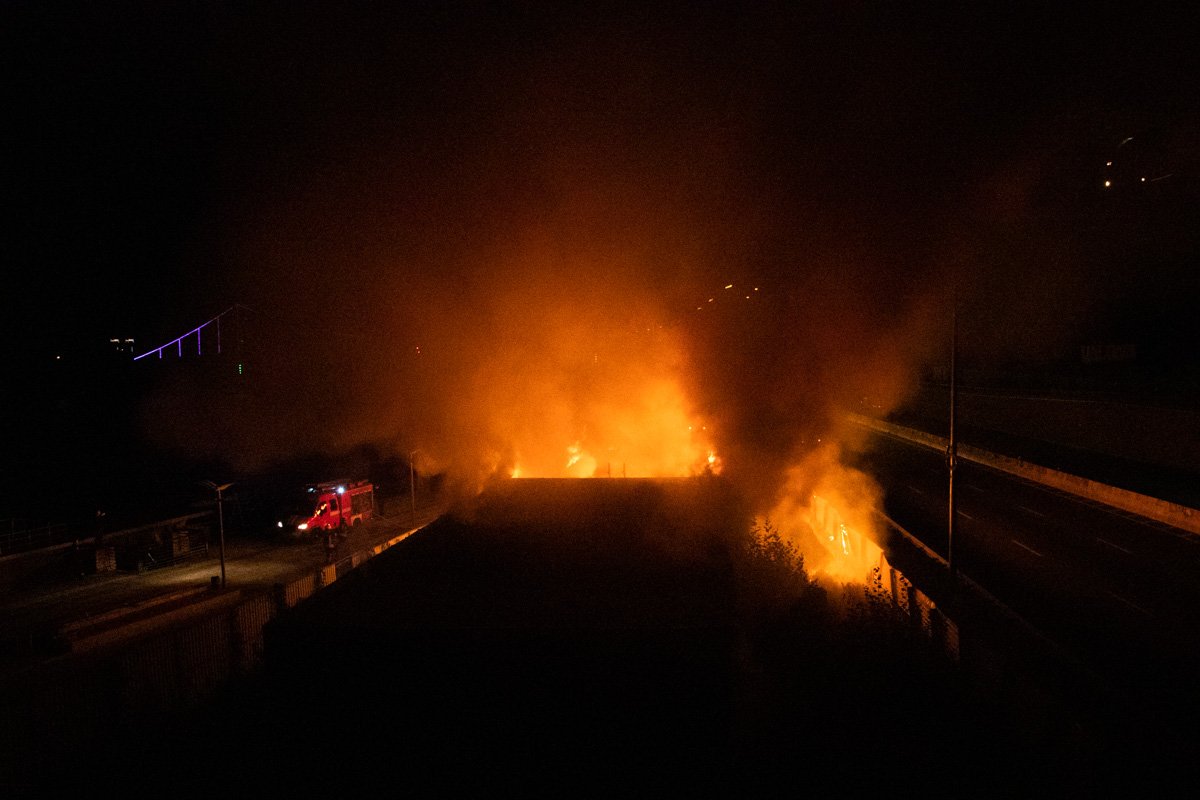 На причале речного вокзала горели два одноэтажных здания