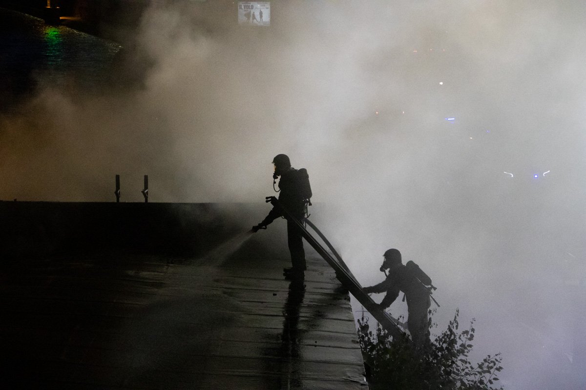 Лишь спустя час возгорание удалось локализовать