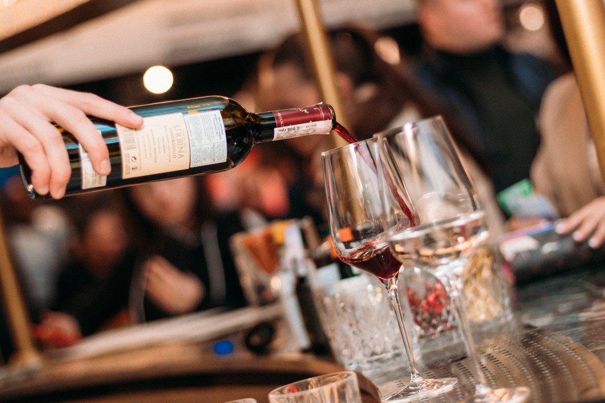 Здесь можно завтракать, обедать - но лучше всего, конечно, проводить здесь вечер. За бокалом вина и в компании друзей