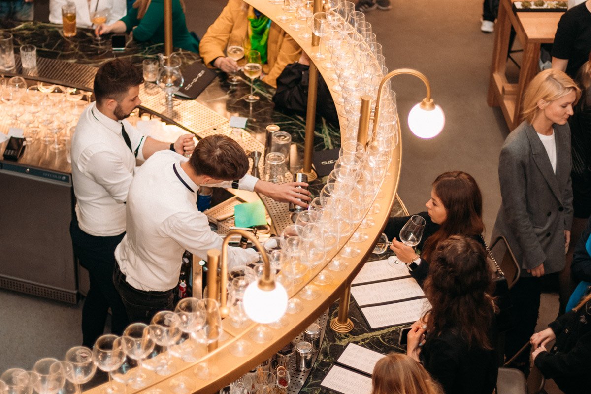 Всего локация способна вместить около полутысячи человек