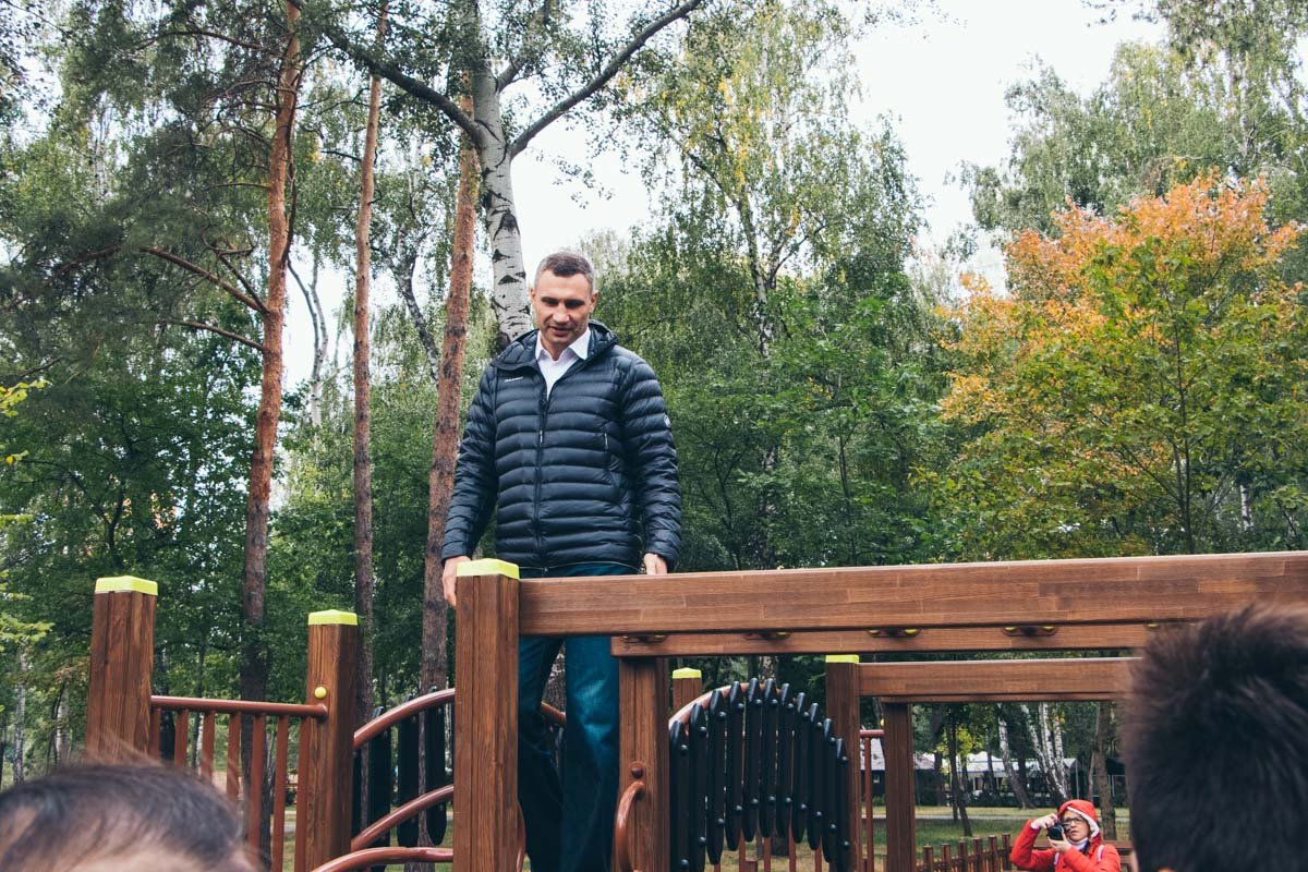 Детскую площадку на прочность проверил сам Кличко. Игровой снаряд испытание выдержал