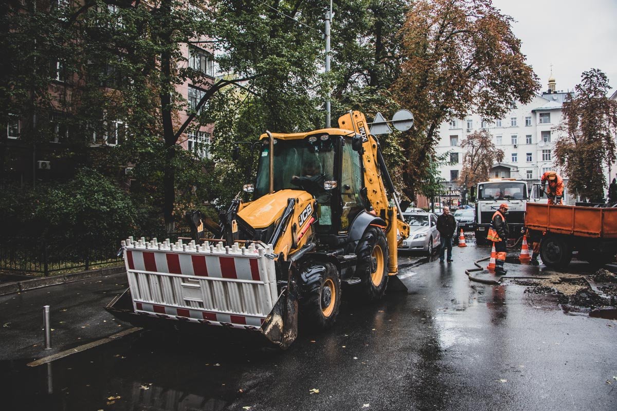 В центре столицы на улице Золотоворотская провалился асфальт