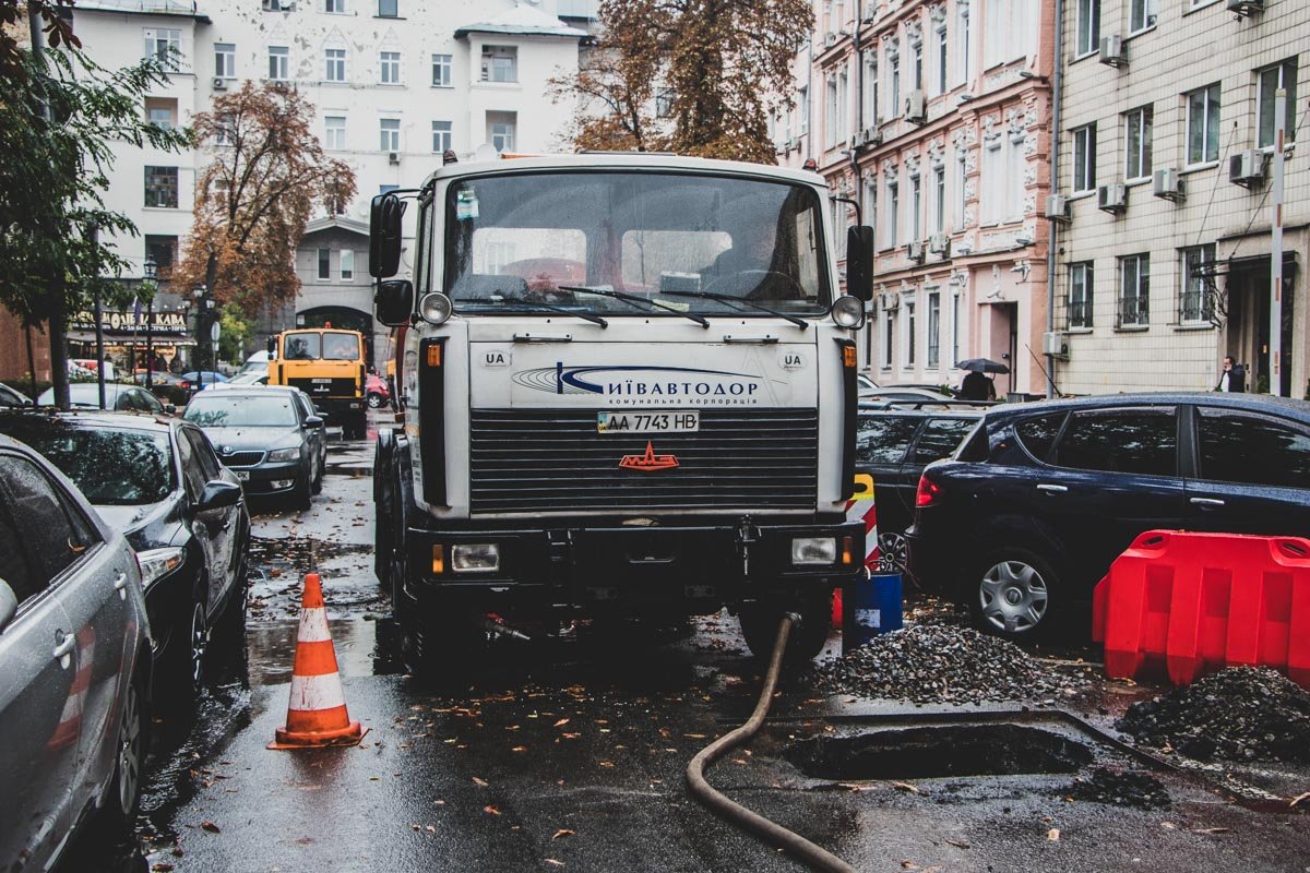 Диаметр провала составил около метра
