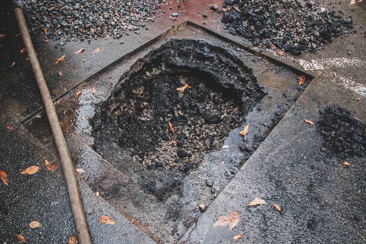 Бригада ремонтников все еще работает над устранением провала