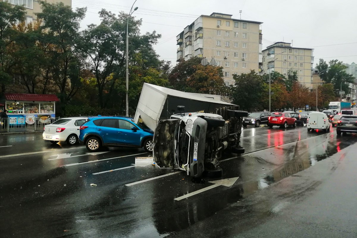 В Киеве на Васильковской произошло ДТП с участием автомобиля спасателей, Mercedes-Benz Sprinter и Mazda CX-3 В Киеве на Васильковской произошло ДТП с участием автомобиля спасателей, Mercedes-Benz Sprinter и Mazda CX-3