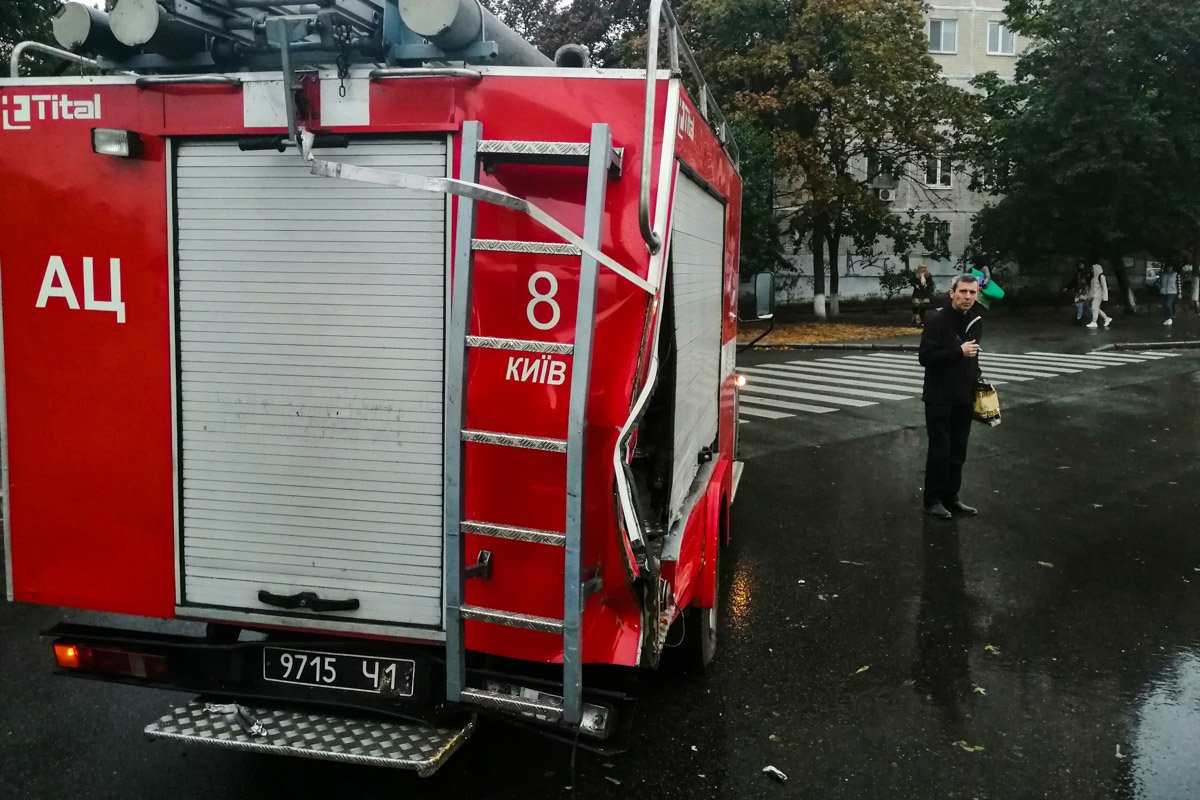 Спасатели двигались на вызов со стороны Голосеевского проспекта с включенными проблесковыми маячками Спасатели двигались на вызов со стороны Голосеевского проспекта с включенными проблесковыми маячками