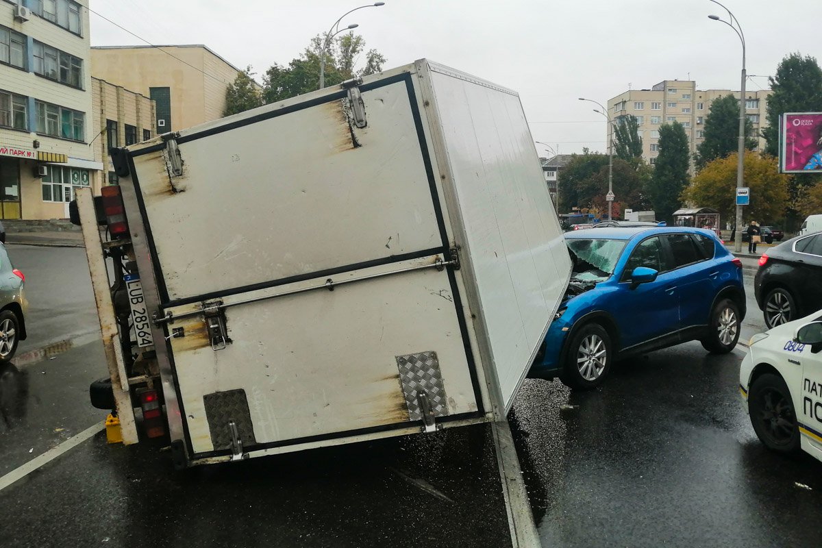 Едущий им на встречу грузовик не смог вовремя остановится, вследствие чего ударил пожарную машину в заднюю часть и начал переворачиваться Едущий им на встречу грузовик не смог вовремя остановится, вследствие чего ударил пожарную машину в заднюю часть и начал переворачиваться