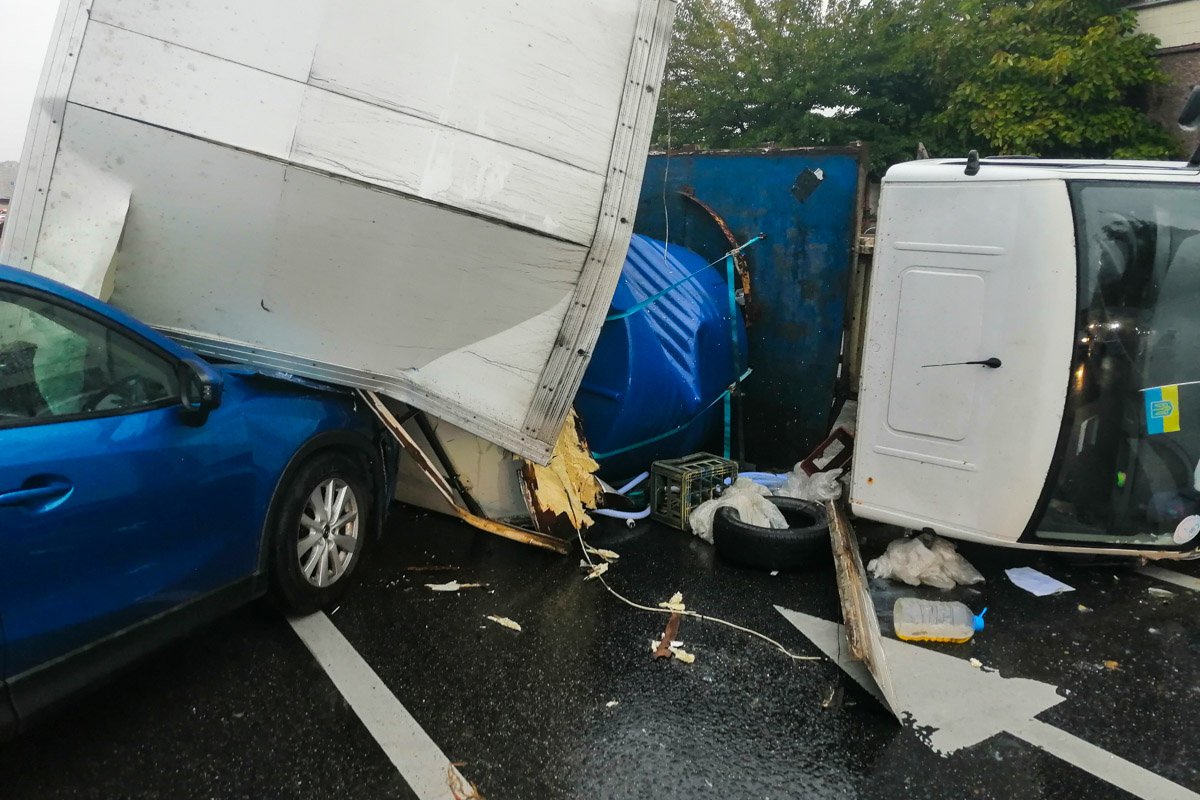 Его откинуло на встречную полосу, где он и приземлился прямиком на Mazda CX-3 Его откинуло на встречную полосу, где он и приземлился прямиком на Mazda CX-3