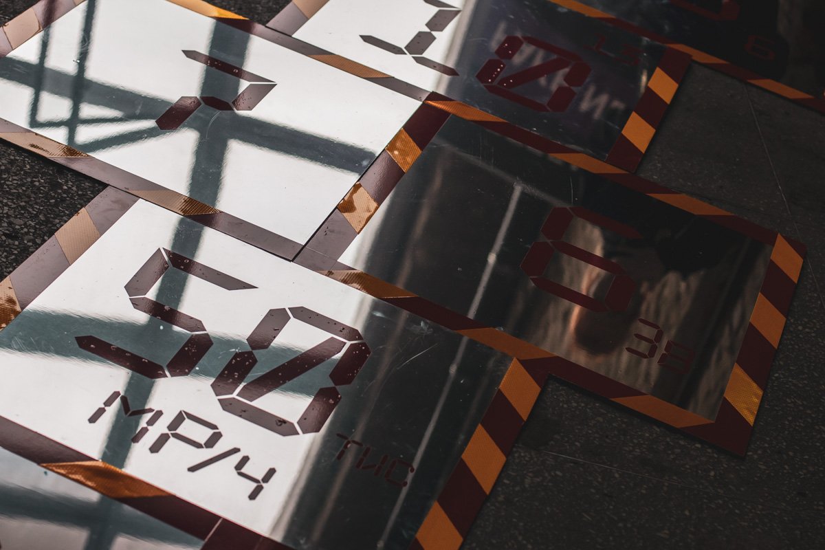 В первом случае автор показал ликвидаторов "вне времени", а во втором - собрал цифры, ассоциирующиеся с трагедией