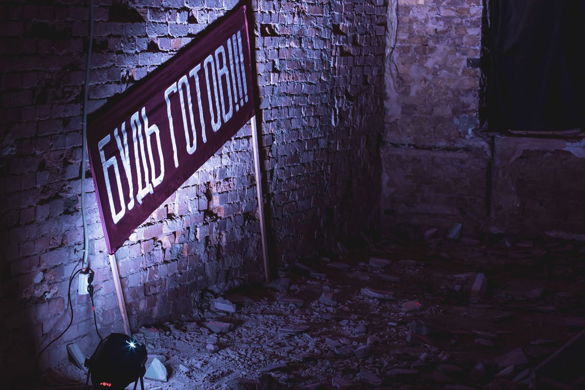 Основная часть выставки собрана внизу, где организаторы подготовили полноценное аудиовизуальное погружение в ту эпоху