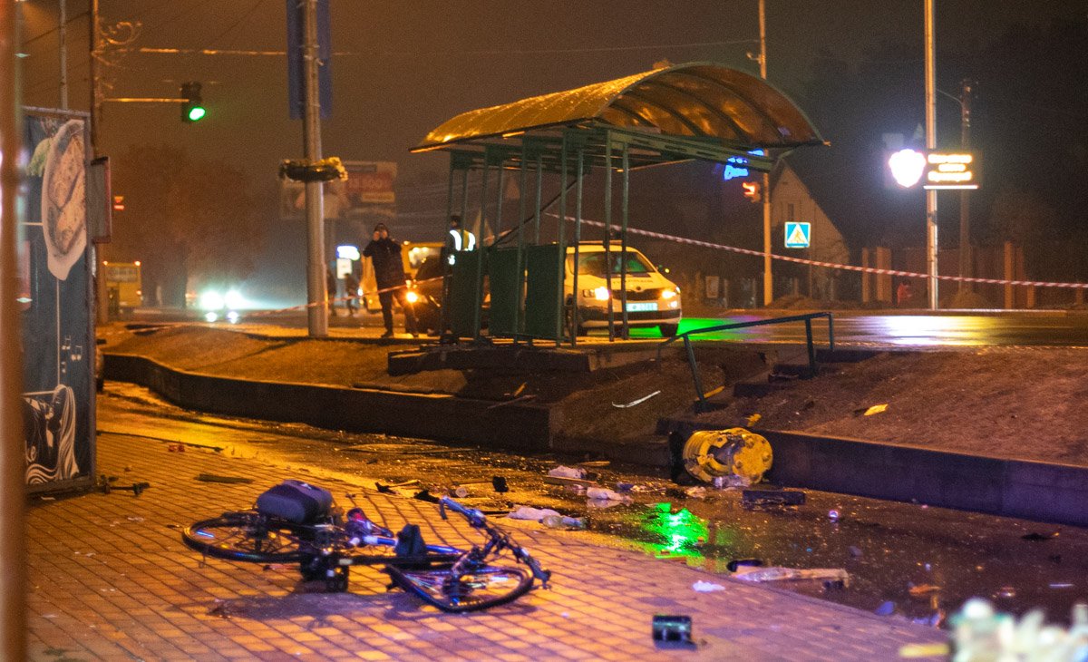 Opel сбил людей на остановке и тротуаре 