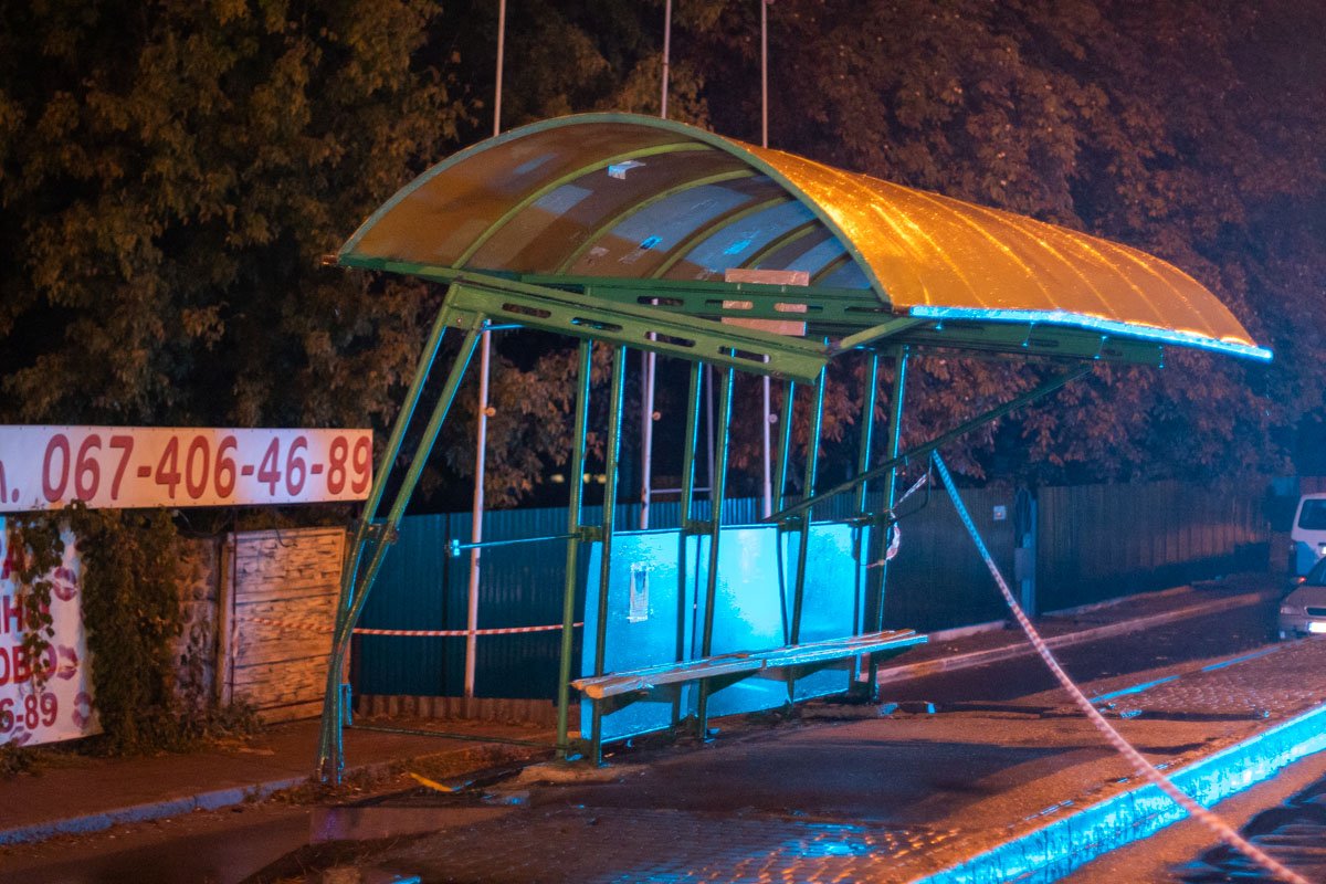 Автомобиль вылетел с дороги на большой скорости 