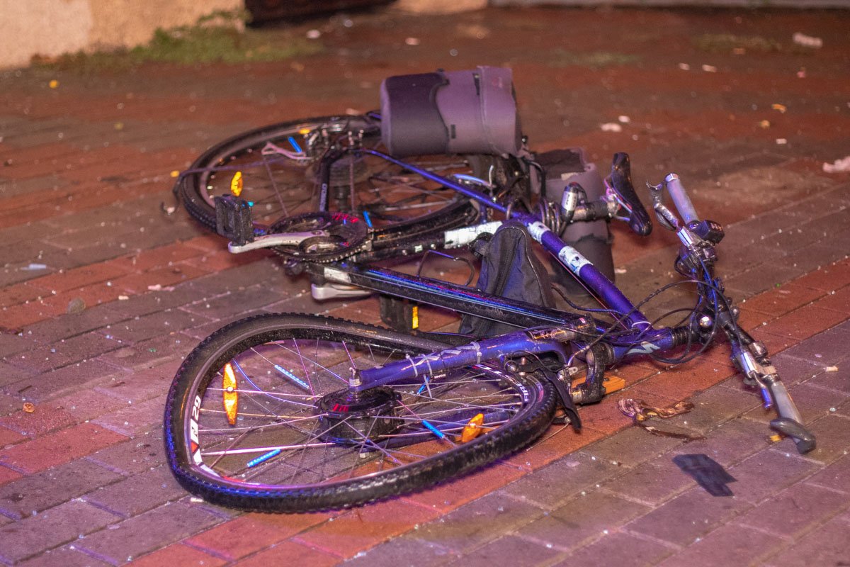 Автомобиль снес все, что было на его пути 