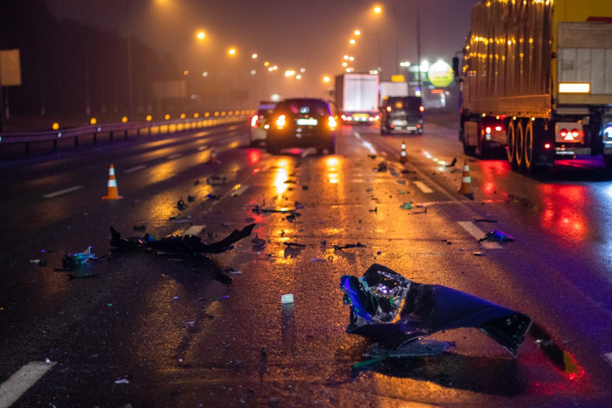 На Столичном шоссе Kia влетел в фуру 