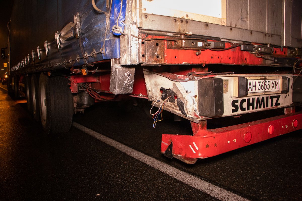 Автомобиль буквально вошел под прицеп 