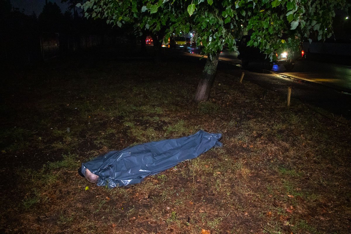 Под деревом нашли труп мужчины 