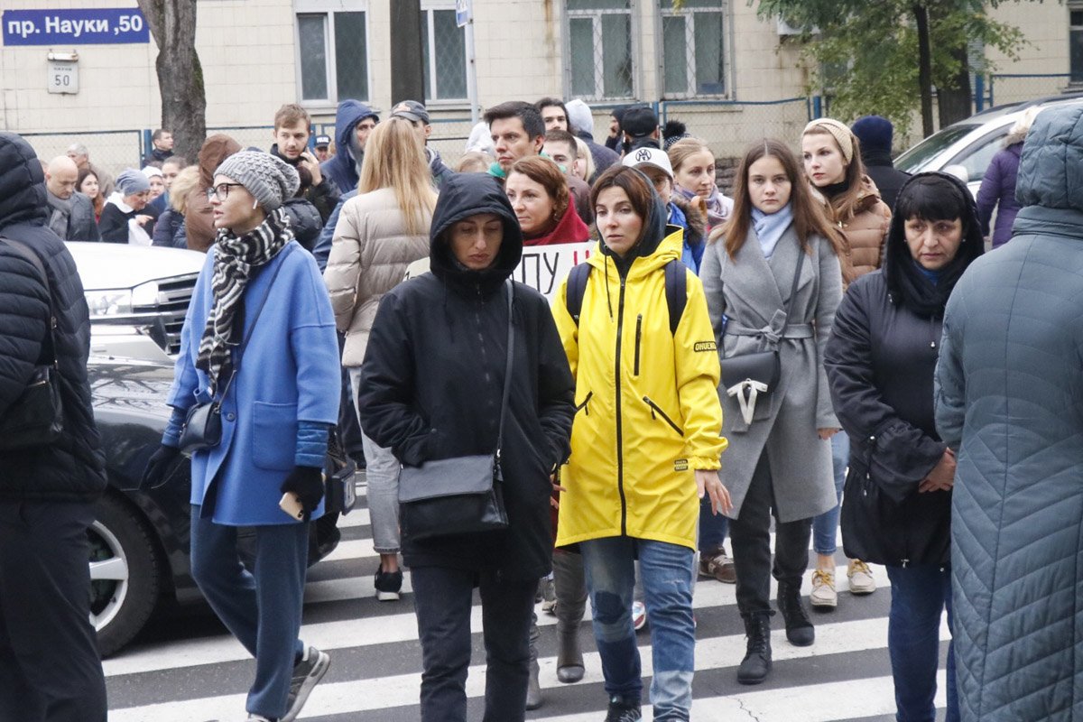 Протестующие беспрерывно ходят по пешеходному переходу Протестующие беспрерывно ходят по пешеходному переходу